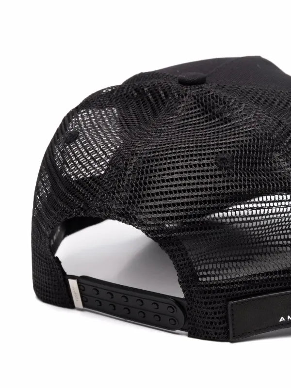 gorra con parches de estrellas