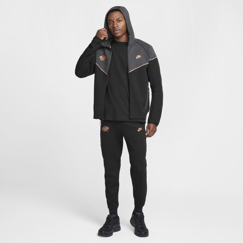 Conjunto Nike Tech x Syna World CENTRAL CEE