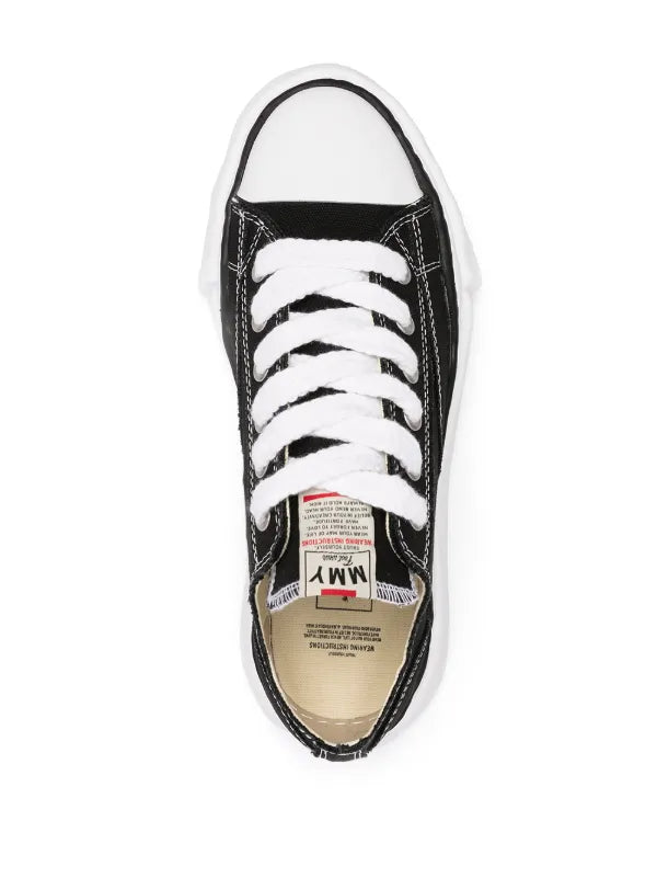 Maison MIHARA YASUHIRO
tenis con agujetas