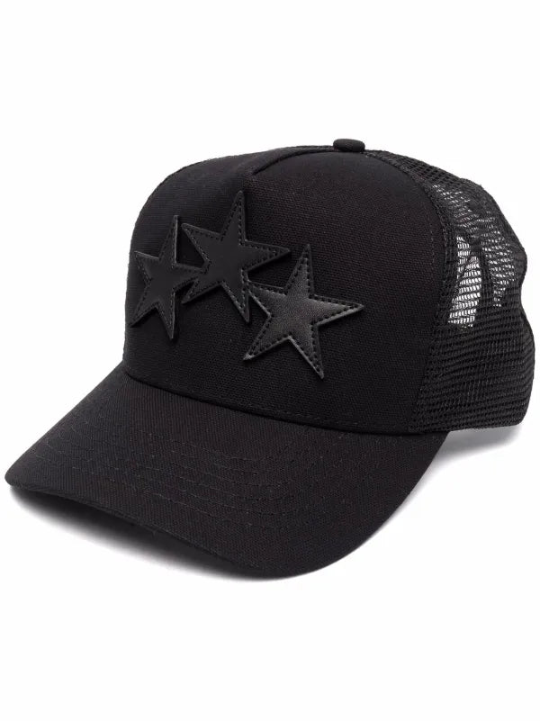 gorra con parches de estrellas
