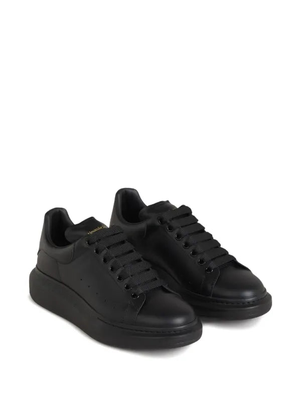Alexander McQueen
tenis oversize con plataforma