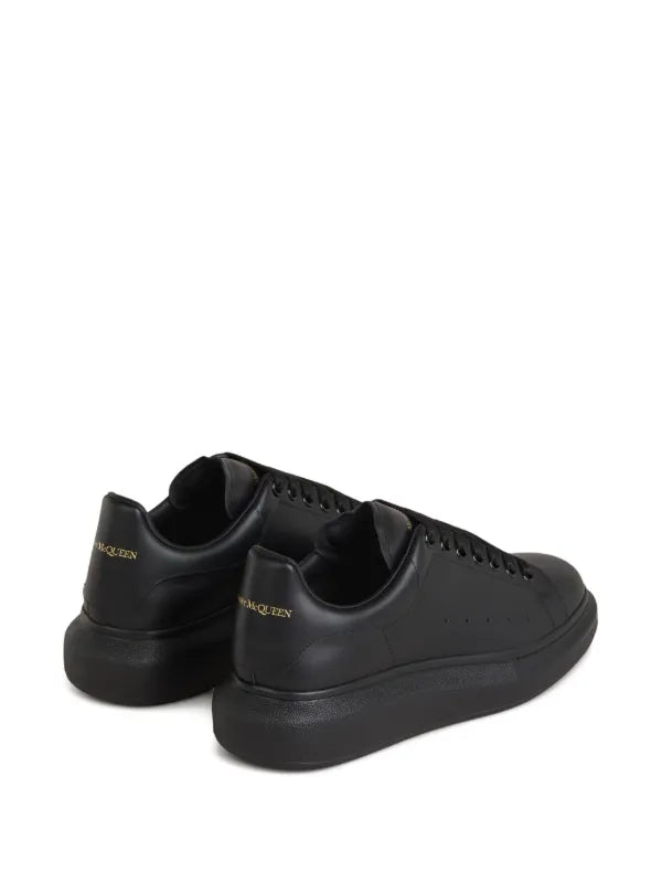 Alexander McQueen
tenis oversize con plataforma