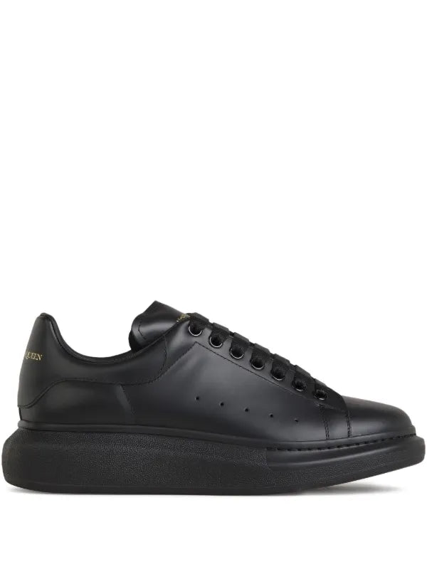 Alexander McQueen
tenis oversize con plataforma