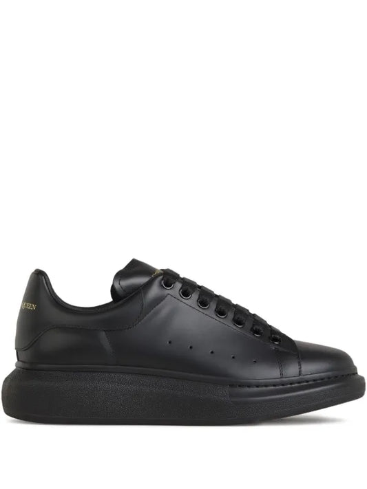 Alexander McQueen
tenis oversize con plataforma