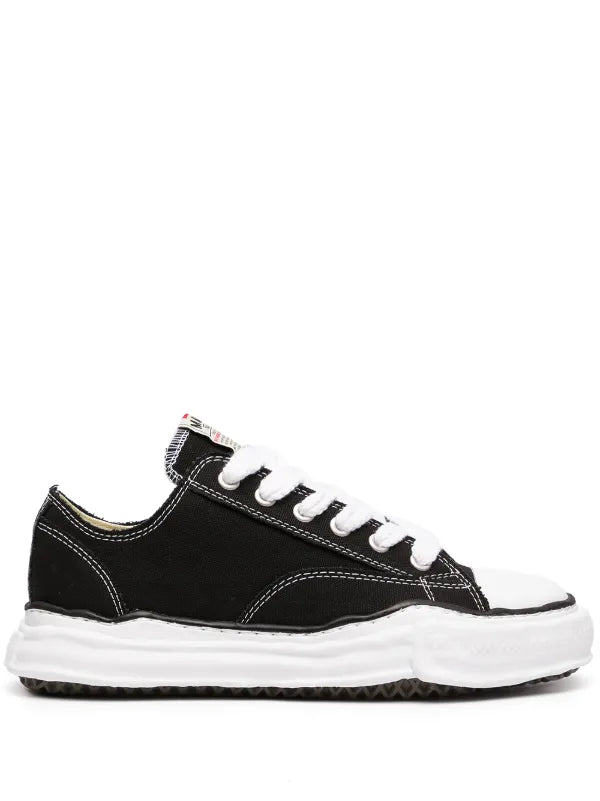 Maison MIHARA YASUHIRO
tenis con agujetas