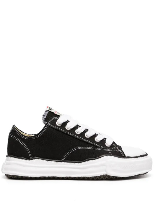 Maison MIHARA YASUHIRO
tenis con agujetas