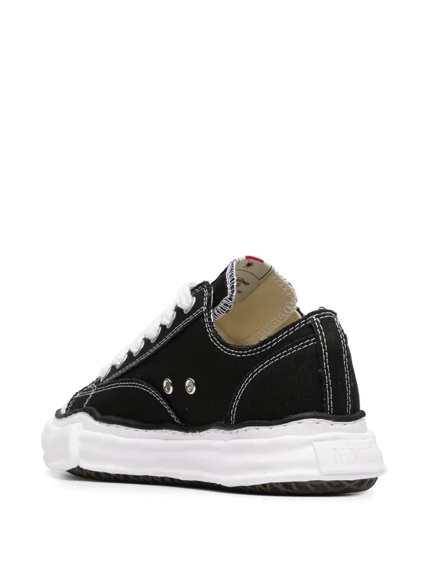 Maison MIHARA YASUHIRO
tenis con agujetas